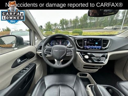 Used 2023 Chrysler Pacifica Touring-L FWD image 5