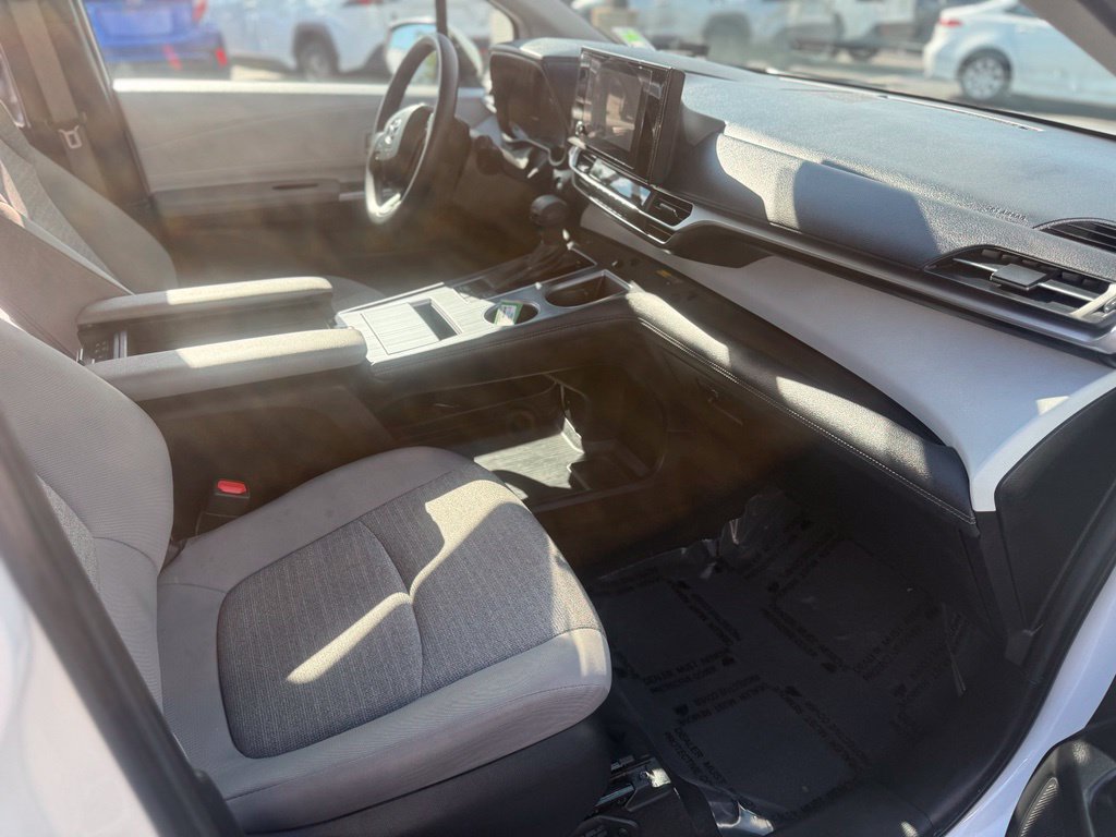 Certified 2025 Toyota Sienna LE FWD image 19