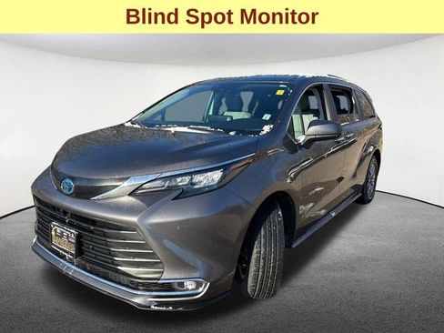 Used 2024 Toyota Sienna XLE image 5