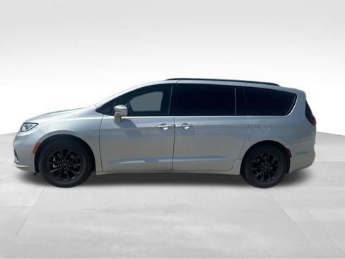 Used 2022 Chrysler Pacifica Touring-L w/ Uconnect Theater Family Group FWD image 8