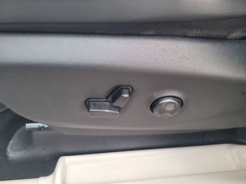 Used 2023 Chrysler Pacifica Touring-L FWD image 12