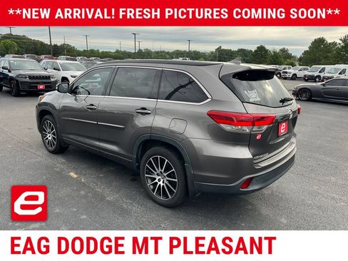 Used 2017 Toyota Highlander SE FWD image 3