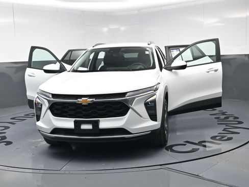 Certified 2025 Chevrolet Trax LT w/ Driver Confidence Package image 21