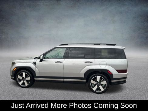 Used 2025 Hyundai Santa Fe Limited AWD/4WD image 2