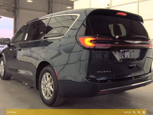 Used 2025 Chrysler Pacifica Select image 8
