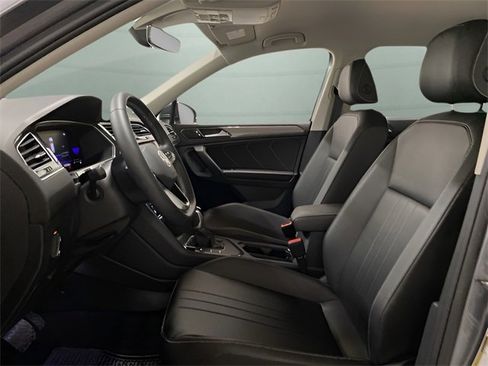 Used 2022 Volkswagen Tiguan SE image 14