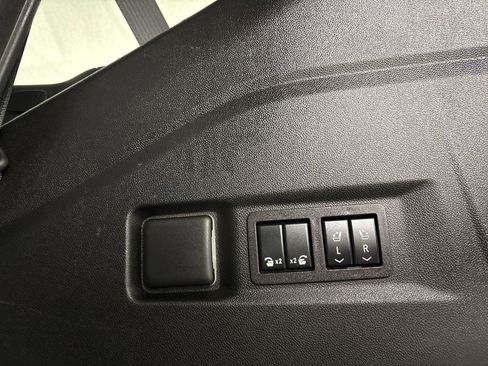 Used 2024 GMC Yukon SLT w/ SLT Luxury Package image 30