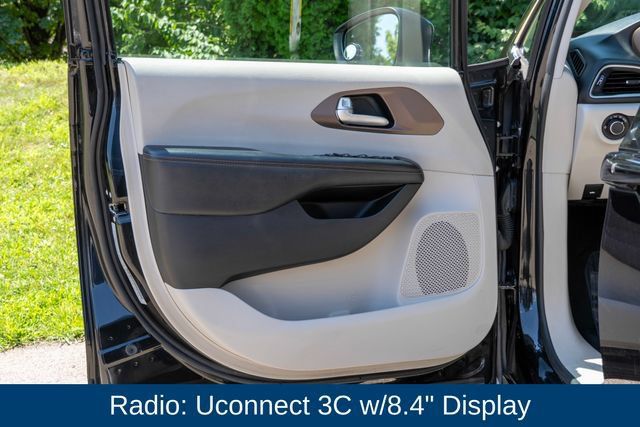 Used 2017 Chrysler Pacifica Touring FWD image 12