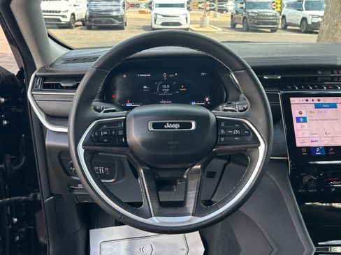 Used 2023 Jeep Grand Cherokee Limited AWD/4WD image 9