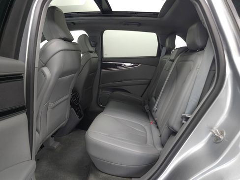 Used 2023 Lincoln Nautilus Reserve AWD/4WD image 5