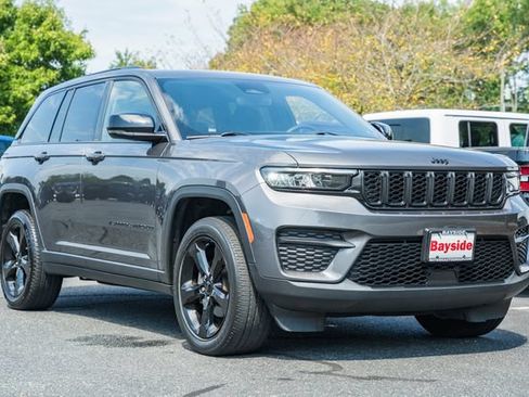 Used 2023 Jeep Grand Cherokee Altitude AWD/4WD image 2