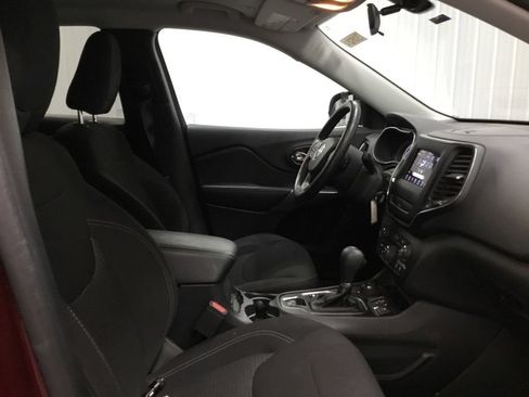 Used 2019 Jeep Cherokee Latitude w/ Cold Weather Group AWD/4WD image 19