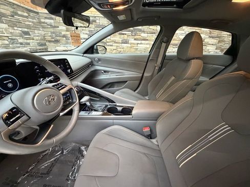 Used 2022 Hyundai Elantra SEL w/ Convenience + Premium Package image 12