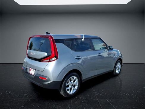 Used 2022 Kia Soul LX w/ Technology Package FWD image 3