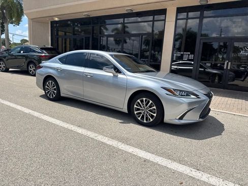 Used 2022 Lexus ES 300h w/ Premium Package FWD image 3
