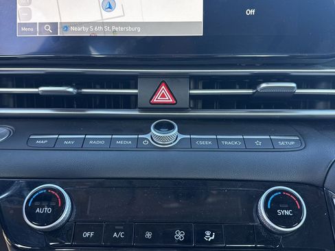 Used 2024 Hyundai Elantra Limited image 14