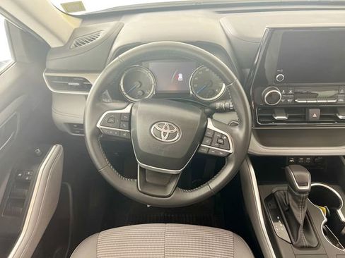 Used 2023 Toyota Highlander LE AWD/4WD image 23