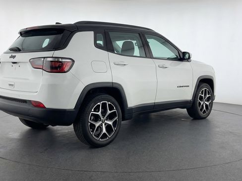 Used 2025 Jeep Compass Limited image 9
