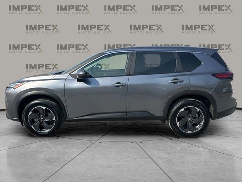 Used 2025 Nissan Rogue SV image 2