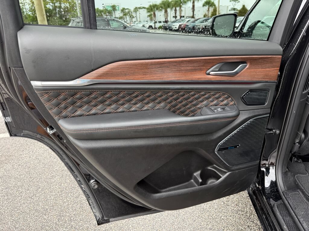 Used 2025 Jeep Grand Cherokee L Summit w/ Obsidian Package AWD/4WD image 9