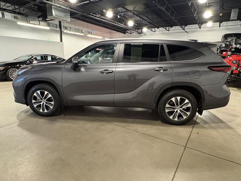 Used 2024 Toyota Highlander XLE AWD/4WD image 6