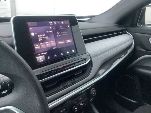 Used 2025 Jeep Compass Sport image 17