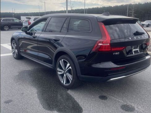 Used 2025 Volvo V60 B5 Cross Country Plus image 2