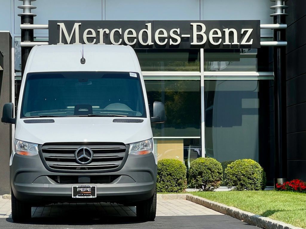 Used 2025 Mercedes-Benz Sprinter 2500 image 2