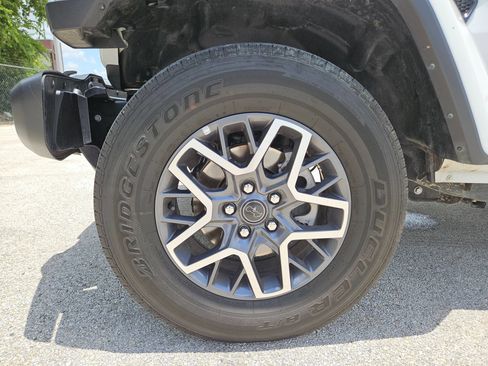 Used 2025 Jeep Wrangler Unlimited Sahara AWD/4WD image 31