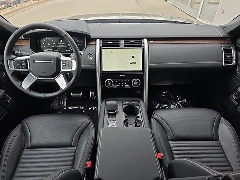 New 2025 Land Rover Discovery Dynamic SE image 9