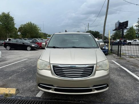 Used 2014 Chrysler Town & Country Touring FWD image 2