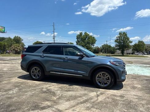 Used 2025 Ford Explorer Active w/ Active Comfort Package AWD/4WD image 2