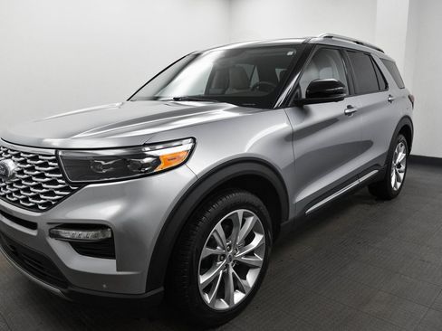 Used 2023 Ford Explorer Platinum w/ Technology Package image 3