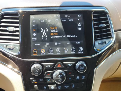 Used 2020 Jeep Grand Cherokee Overland AWD/4WD image 21