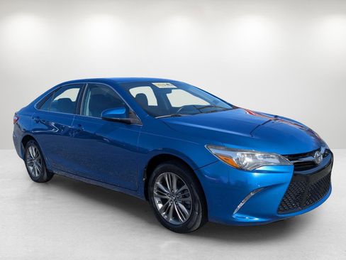 Used 2017 Toyota Camry SE image 3
