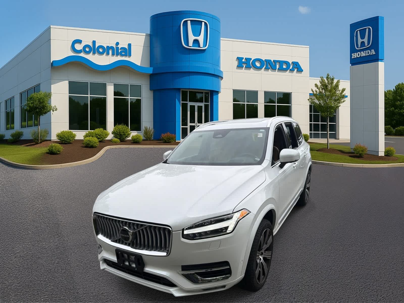 Used 2025 Volvo XC90 B6 Ultra w/ Protection Package Premier AWD/4WD image 2