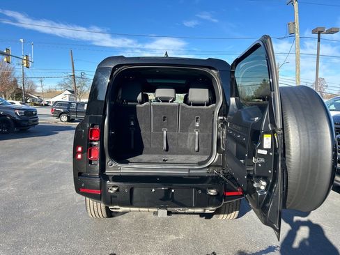 Used 2023 Land Rover Defender 130 X-Dynamic SE image 17