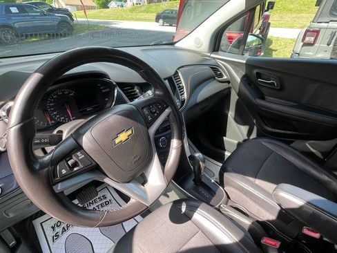 Used 2019 Chevrolet Trax LT w/ LT Convenience Package AWD/4WD image 17