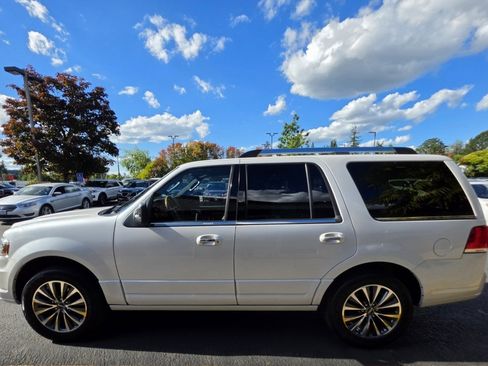 Used 2016 Lincoln Navigator Select RWD image 3