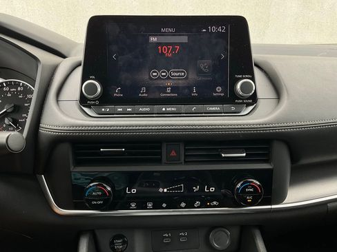 Used 2025 Nissan Rogue SV image 27