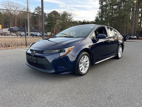 Used 2025 Toyota Corolla LE image 2