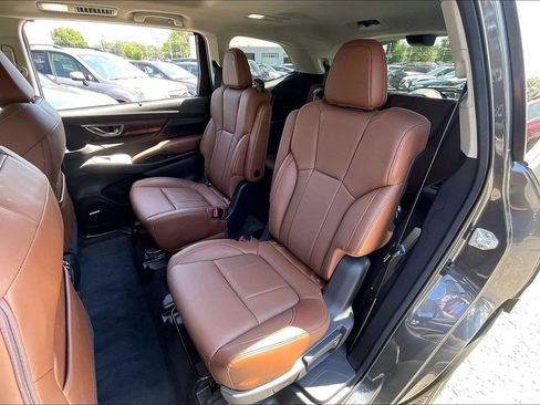 Certified 2025 Subaru Ascent Touring AWD/4WD image 22