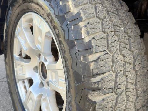 Used 2018 Nissan Titan SV AWD/4WD image 3