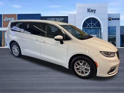 Used 2023 Chrysler Pacifica Touring-L FWD image 9