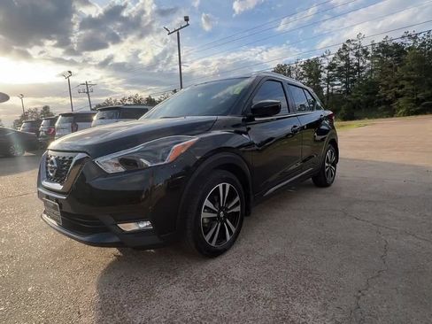 Used 2019 Nissan Kicks SR w/ SR Premium Package FWD image 2