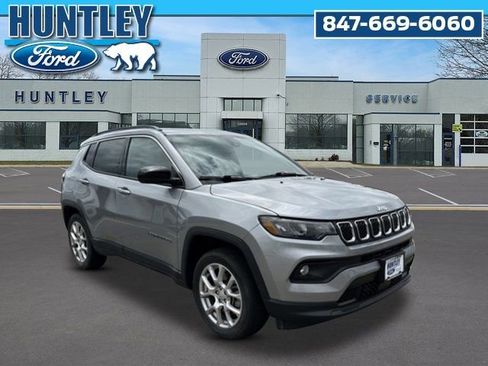 Used 2023 Jeep Compass Latitude AWD/4WD image 3