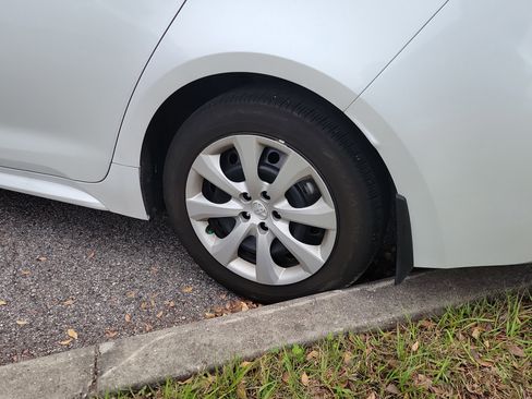 Used 2025 Toyota Corolla LE image 28