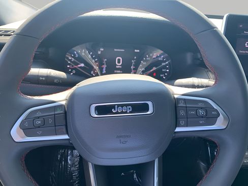 Used 2025 Jeep Compass Trailhawk AWD/4WD image 38