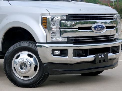 Used 2019 Ford F350 Lariat w/ Lariat Value Package AWD/4WD image 4