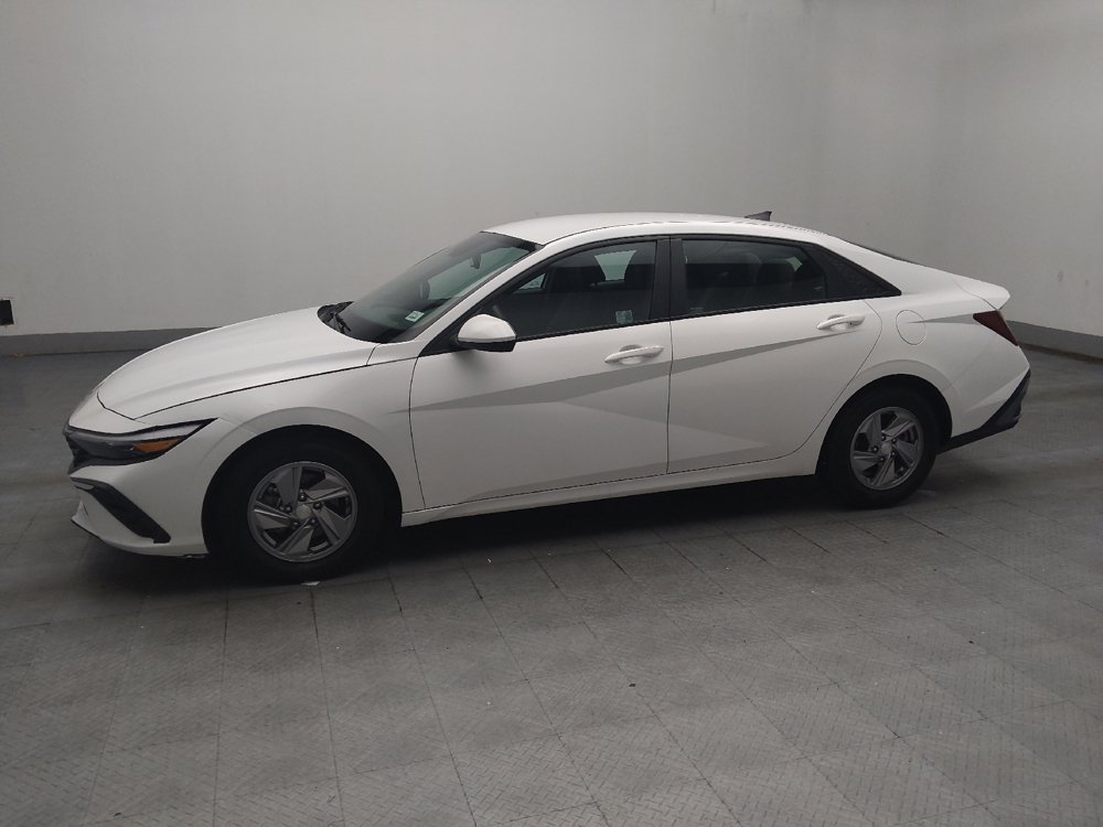 Used 2024 Hyundai Elantra SE FWD image 2